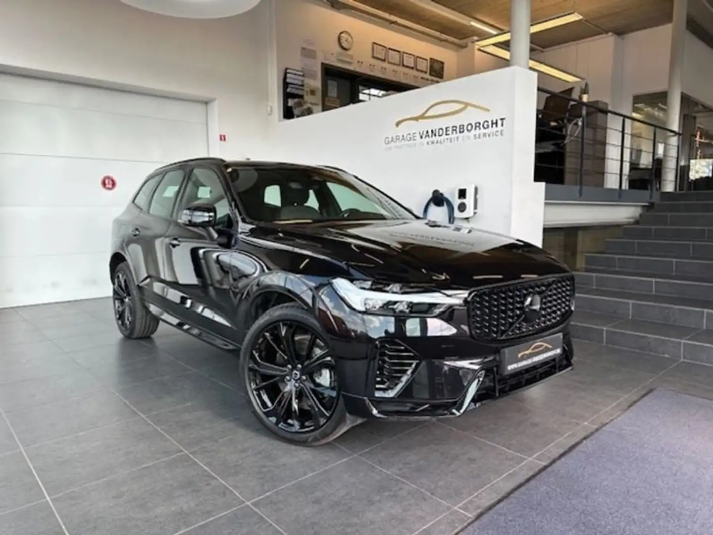 Volvo XC60 BLACK EDITION PLUG-IN HYBRID FULL OPTION Zwart - 1