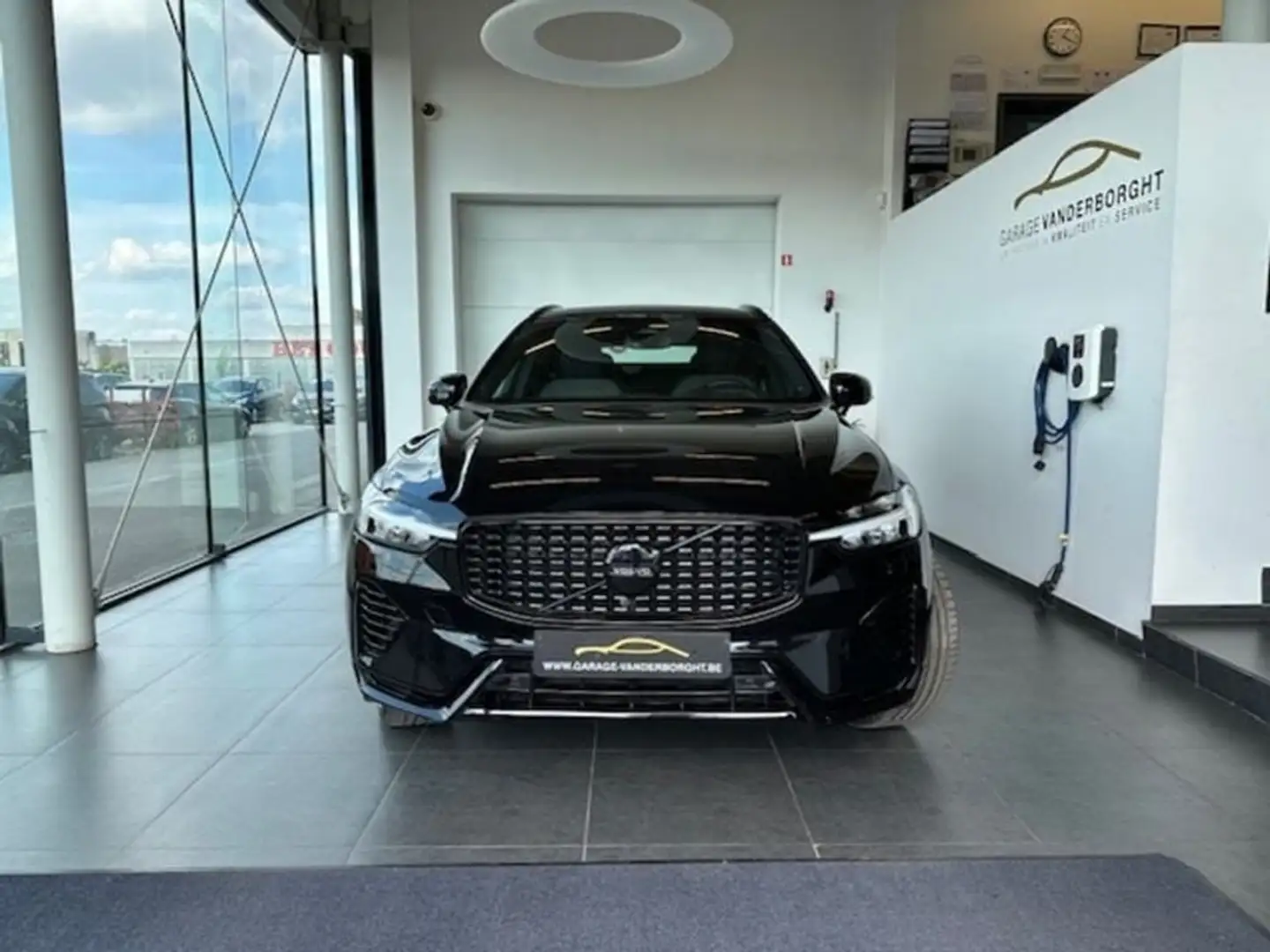 Volvo XC60 BLACK EDITION PLUG-IN HYBRID FULL OPTION Zwart - 2