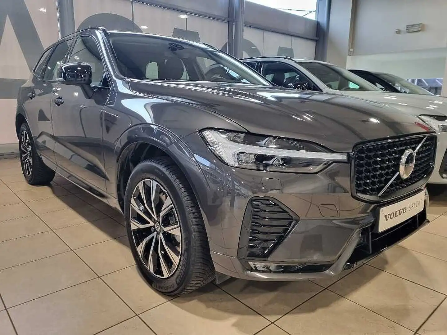 Volvo XC60 B4 Mild hybr, Benz,Dark plus,2 jaar waarb Grijs - 2