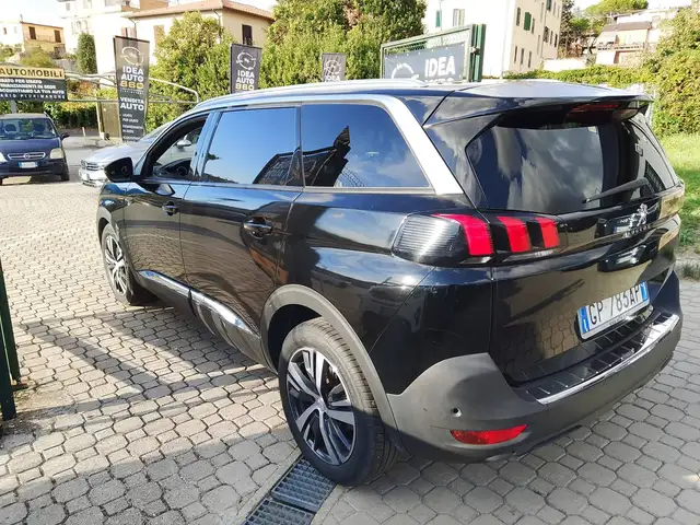 Peugeot 5008 view 3