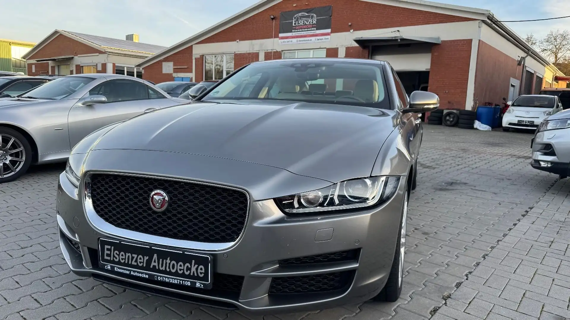 Jaguar XE Prestige AWD R-Cam Lane Tot-winkel Plateado - 1