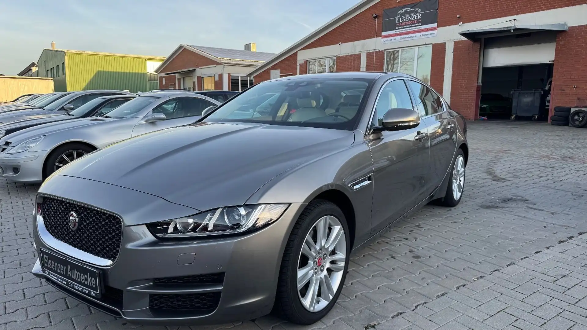 Jaguar XE Prestige AWD R-Cam Lane Tot-winkel Plateado - 2