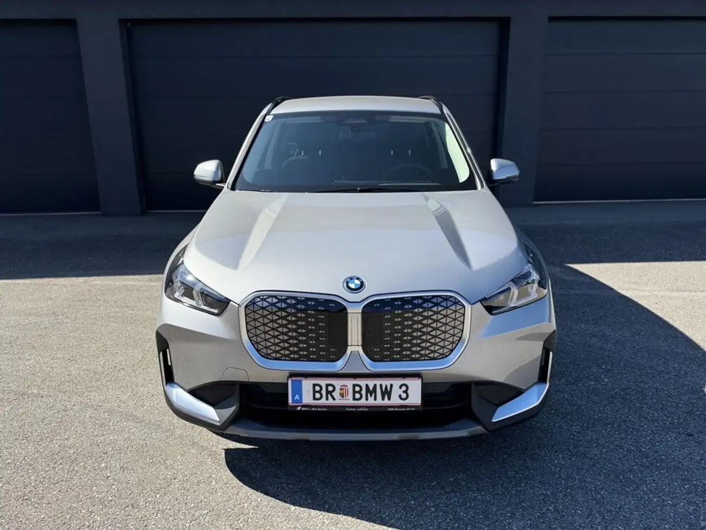 BMW iX1 eDrive20, AHK, Sitzheizung, Keyless, FA, 18'' Argent - 2
