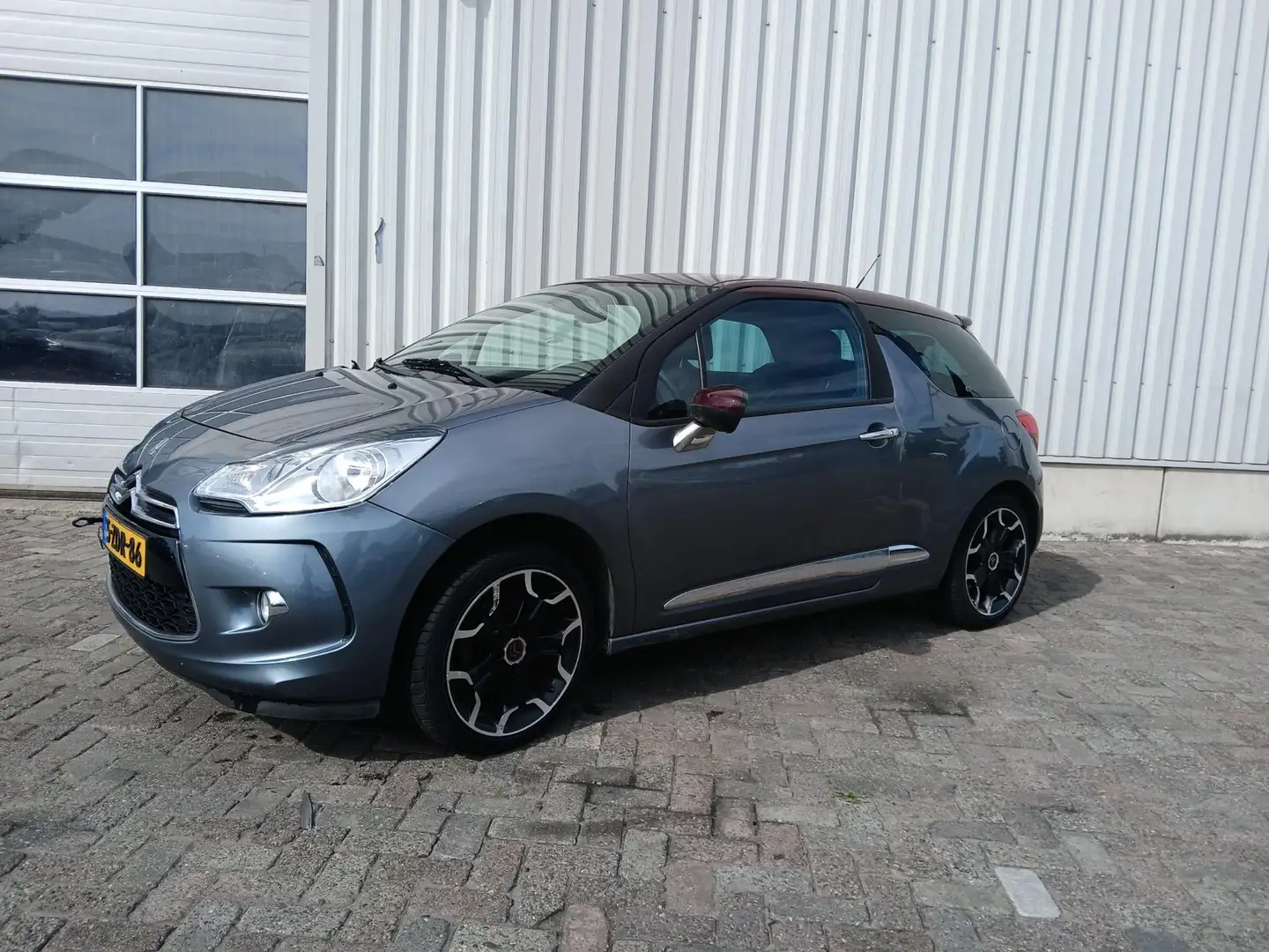 Citroen DS3 1.6 THP Sport Chic MOTOR DEFECT!!! Grijs - 2