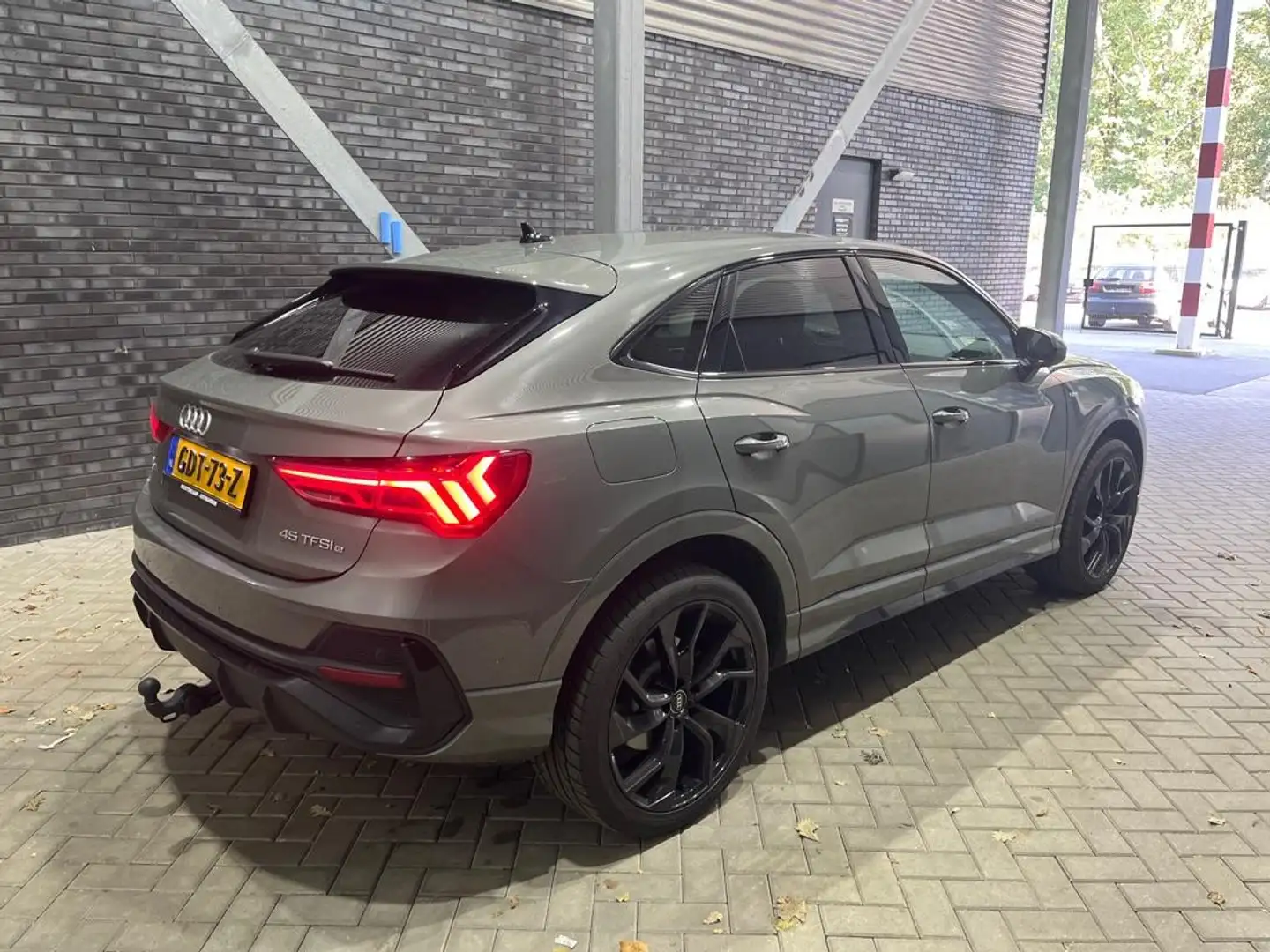 Audi Q3 Sportback 45 TFSI e Business Edition | S-Line | Pa Grigio - 2