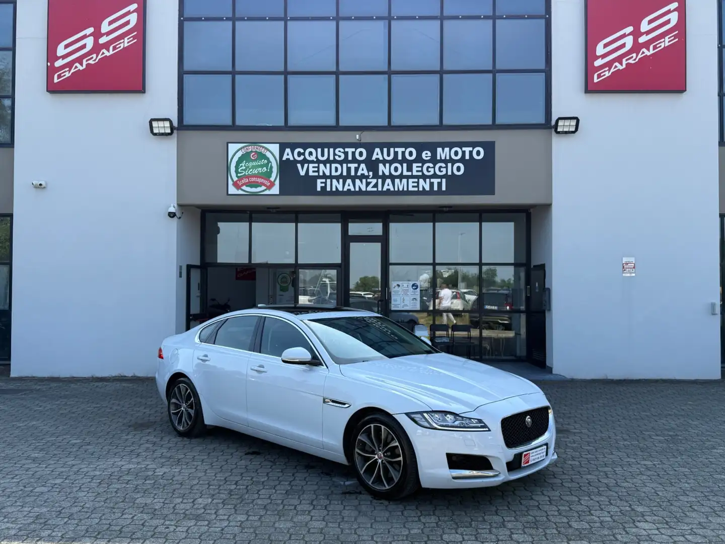 Jaguar XF 3.0 D V6 300 CV aut. Prestige Bianco - 1