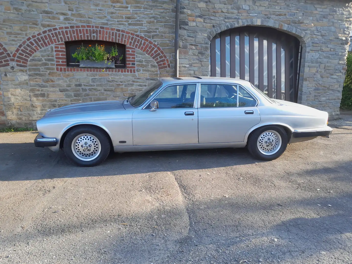 Oldtimer Jaguar XJ6 Blau - 2