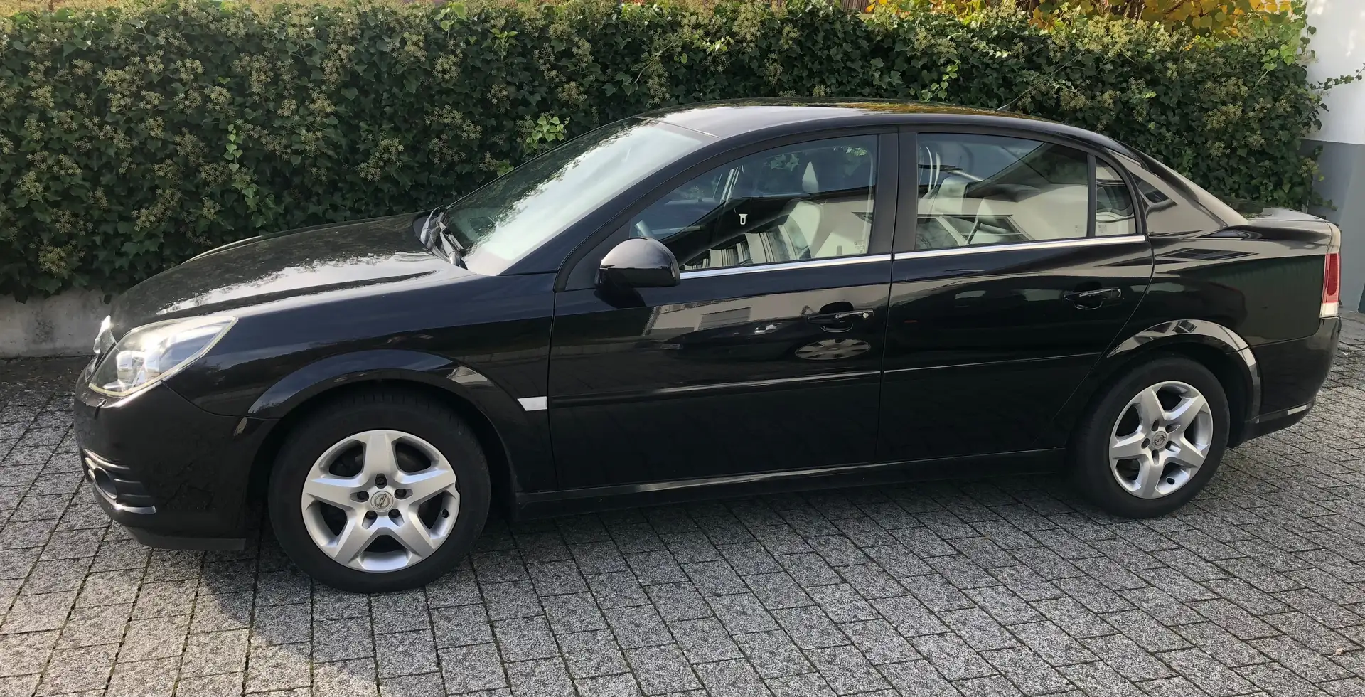 Opel Vectra Vectra 2.2 Automatik Cosmo Plus Schwarz - 2