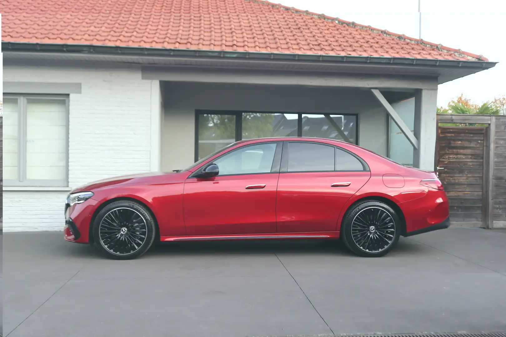 Mercedes-Benz E 300 e /AMG pakket/Night/Distr/360°/20"alu/Memory/ Rosso - 2
