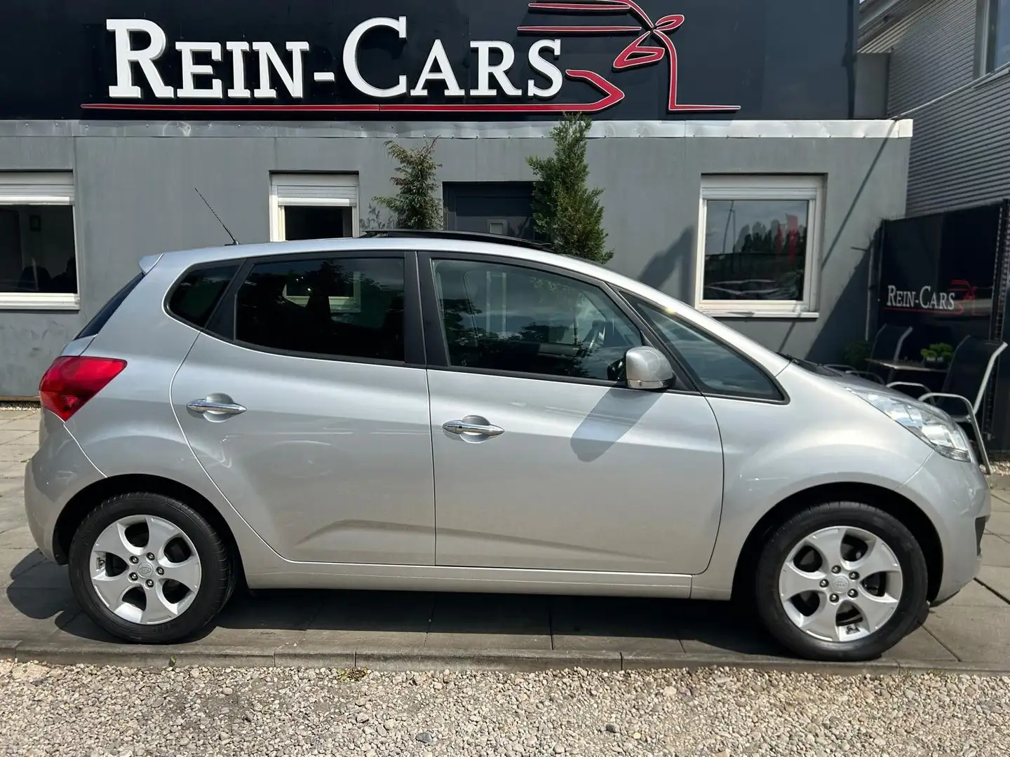 Kia Venga Dream Team 1.6/PANO/KEYLESS/SHZ/AHK/ Plateado - 2