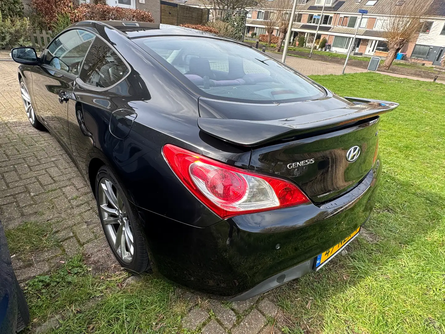 Hyundai Genesis Coupe 2.0T Schwarz - 1