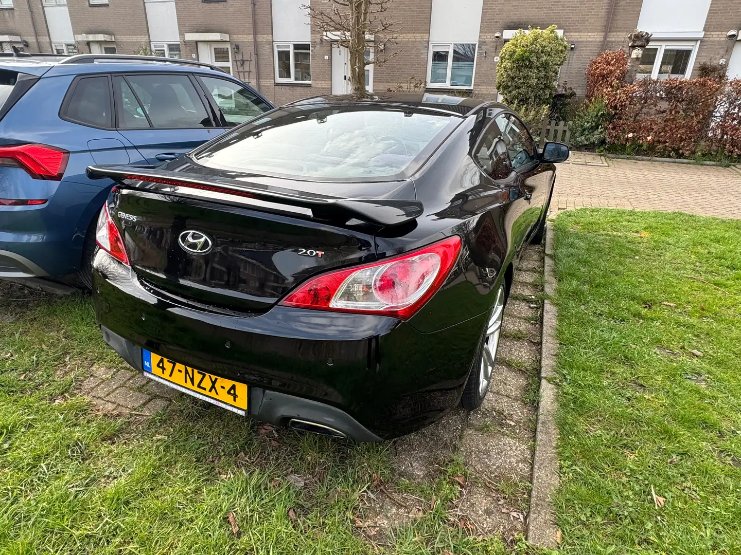 Hyundai Genesis Coupe 2.0T Schwarz - 2