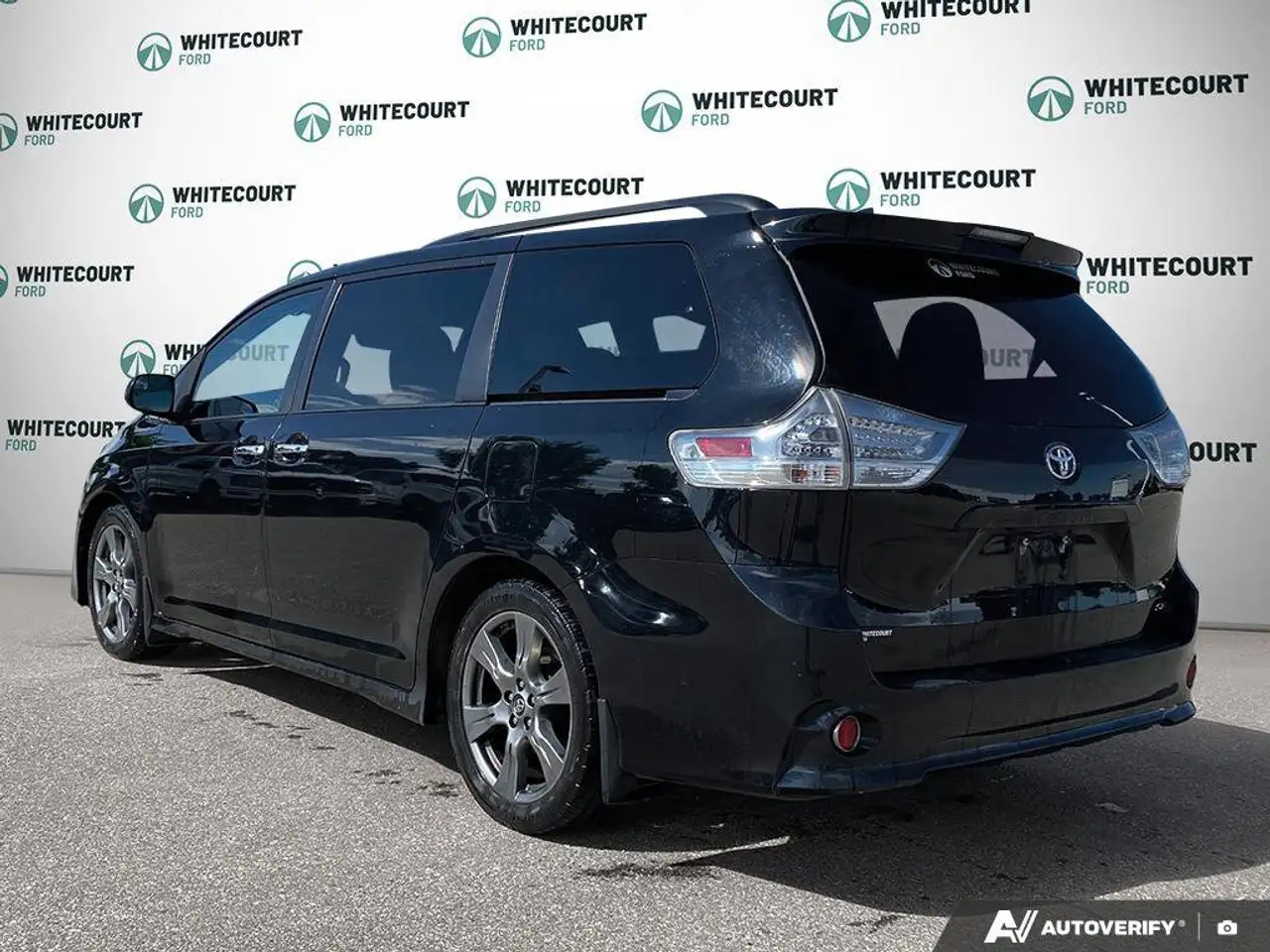 Toyota Sienna снимка Toyota Sienna
