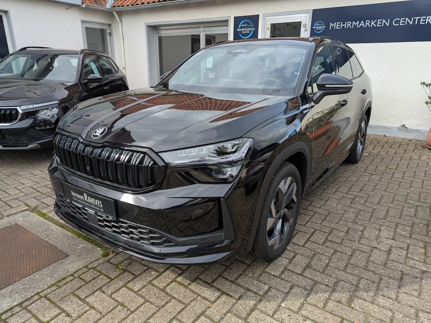 Skoda Kodiaq 1.5 TSI DSG mHEV Sportline AHK Pano Schwarz - 2