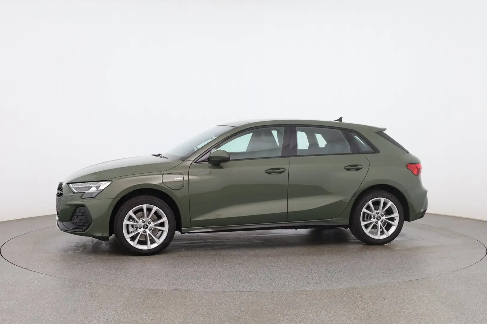 Audi A3 40 TFSI e S line Grün - 2