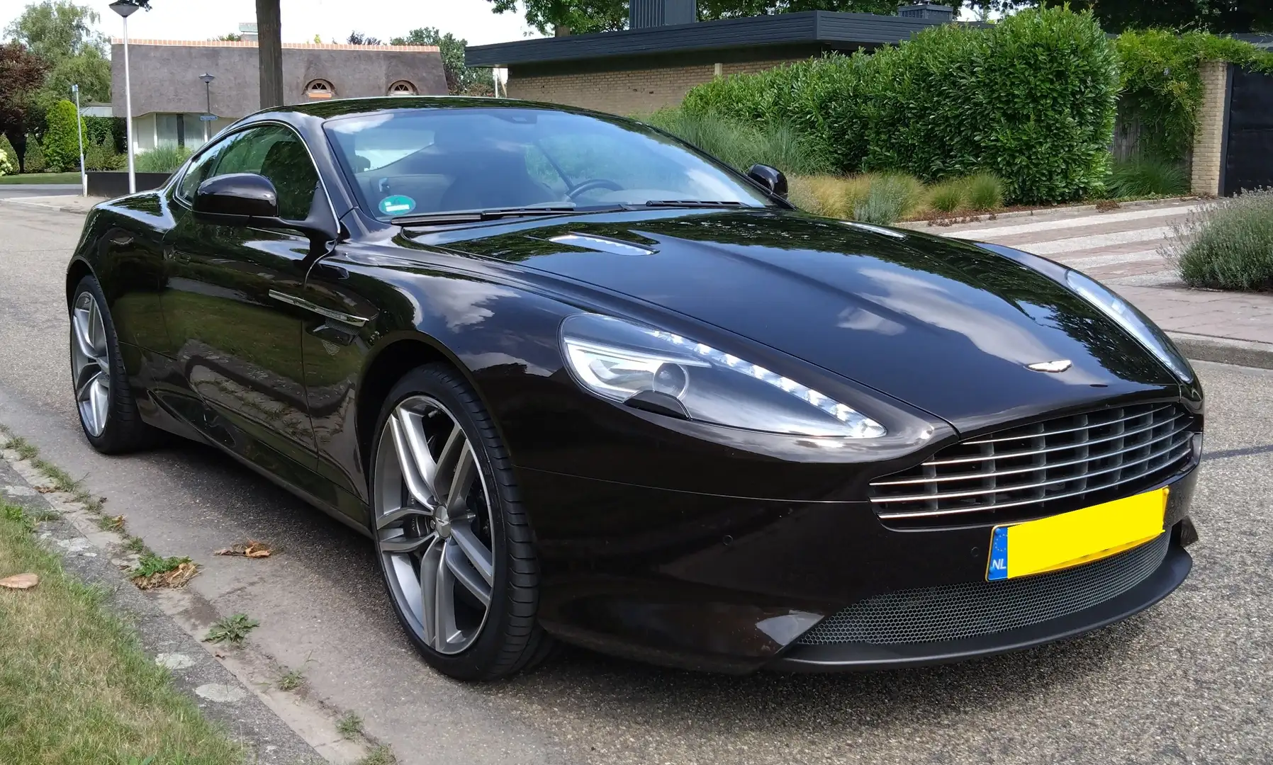 Aston Martin DB9 Maro - 1