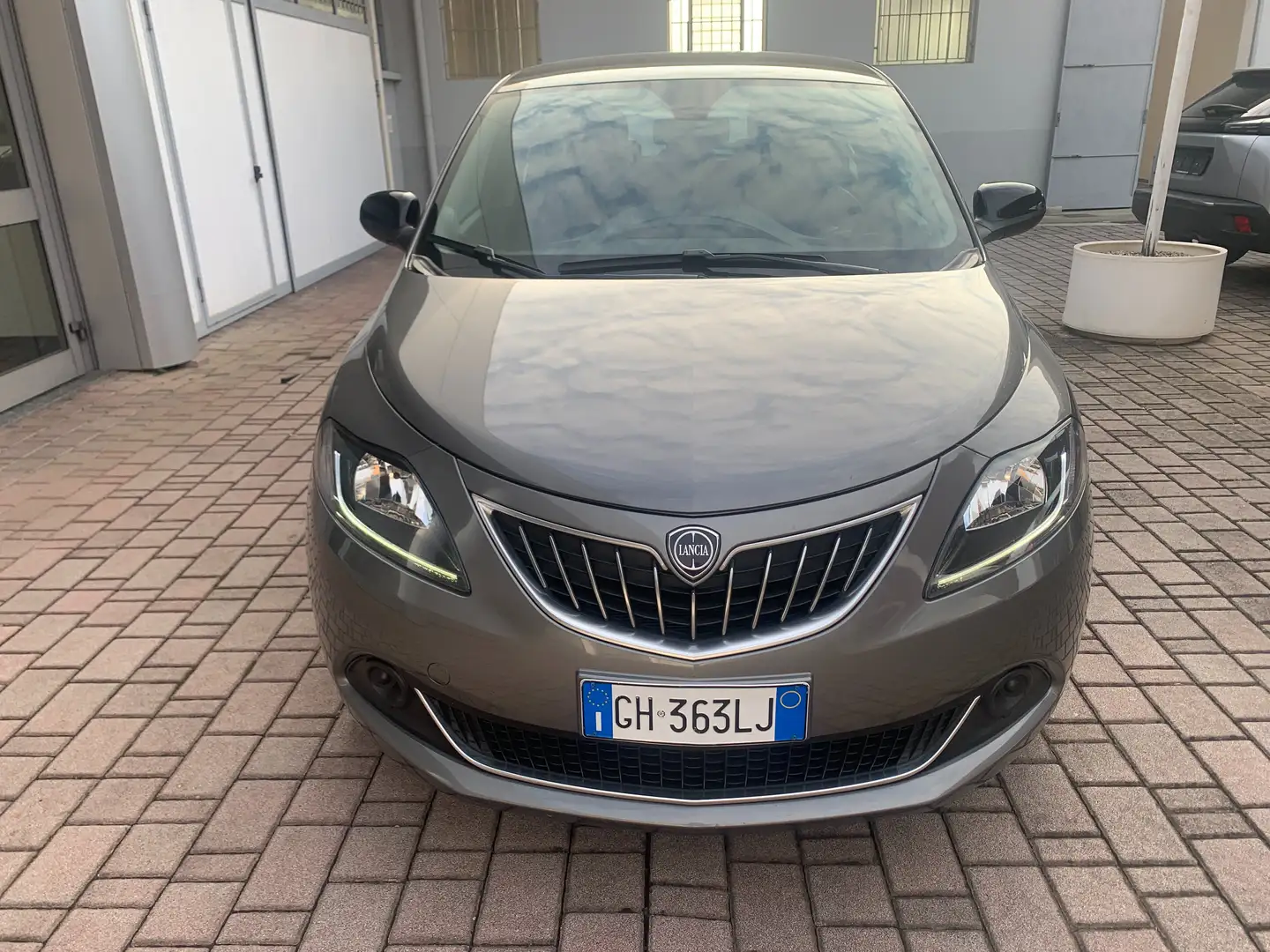 Lancia Ypsilon Ypsilon 1.2 Silver 70 cv hybrid Gris - 2