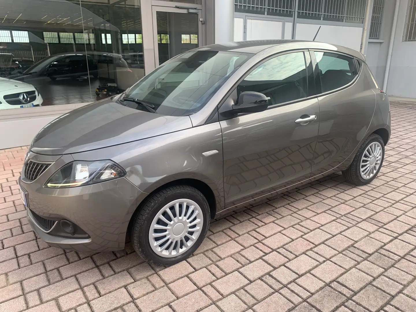 Lancia Ypsilon Ypsilon 1.2 Silver 70 cv hybrid Gris - 1