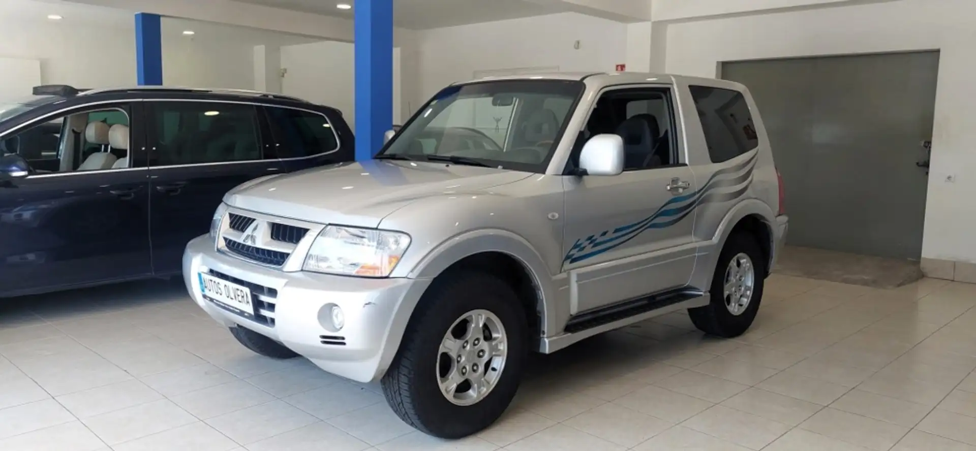 Mitsubishi Montero 3.2 DI-D GLS Plateado - 1