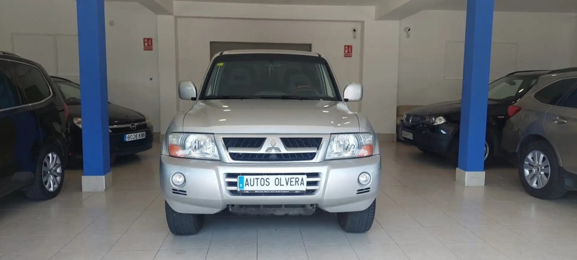 Mitsubishi Montero 3.2 DI-D GLS Plateado - 2