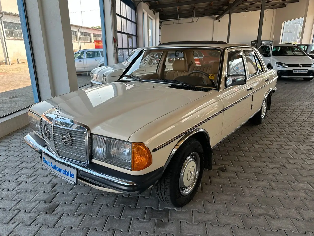 Mercedes-Benz 200 E W123 Limousine mit Schiebedach, foto 1