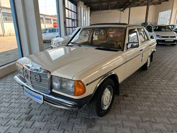 E W123 Limousine mit Schiebedach