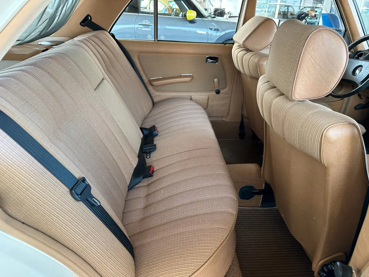 Mercedes-Benz 200 E W123 Limousine mit Schiebedach, foto 6