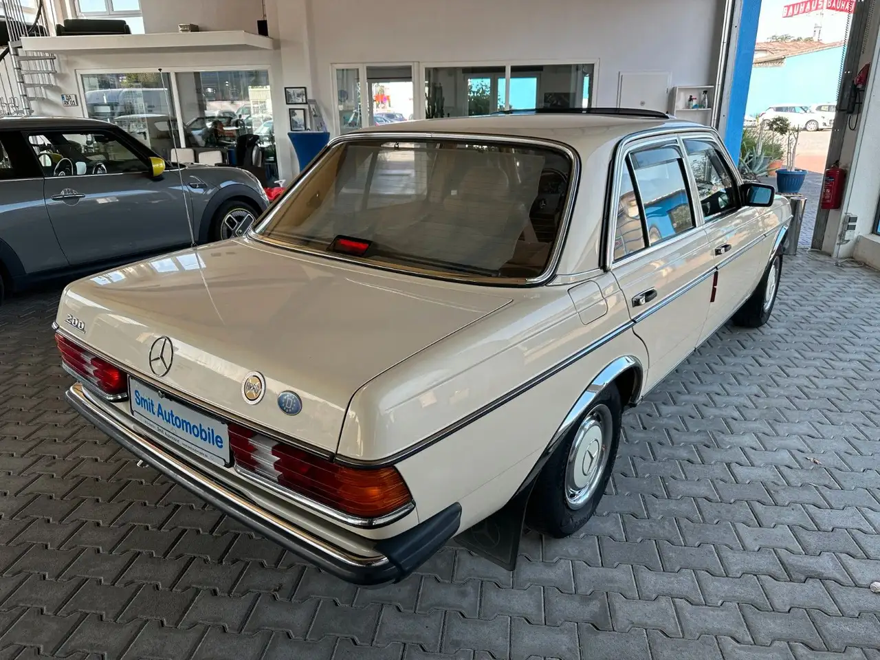 Mercedes-Benz 200 E W123 Limousine mit Schiebedach, foto 3