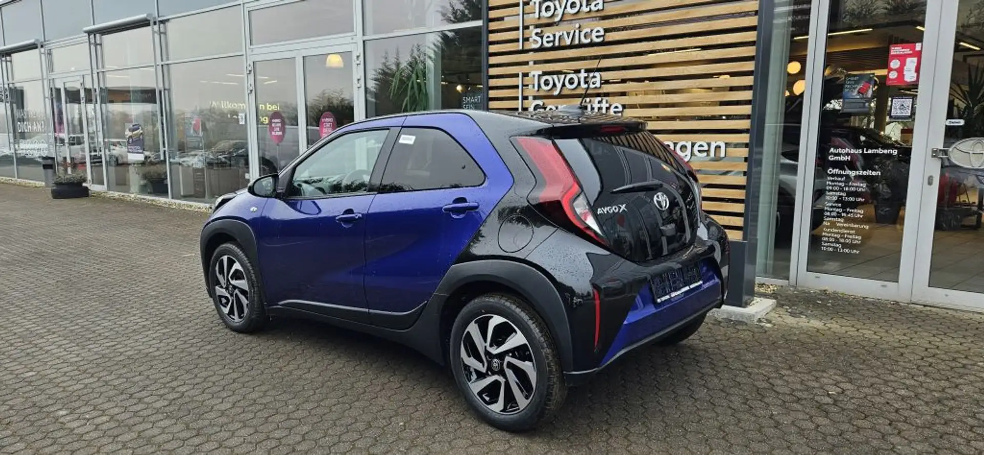 Toyota Aygo X Team D Blau - 2