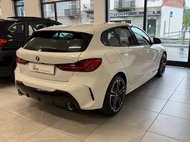BMW 1 Series view 4