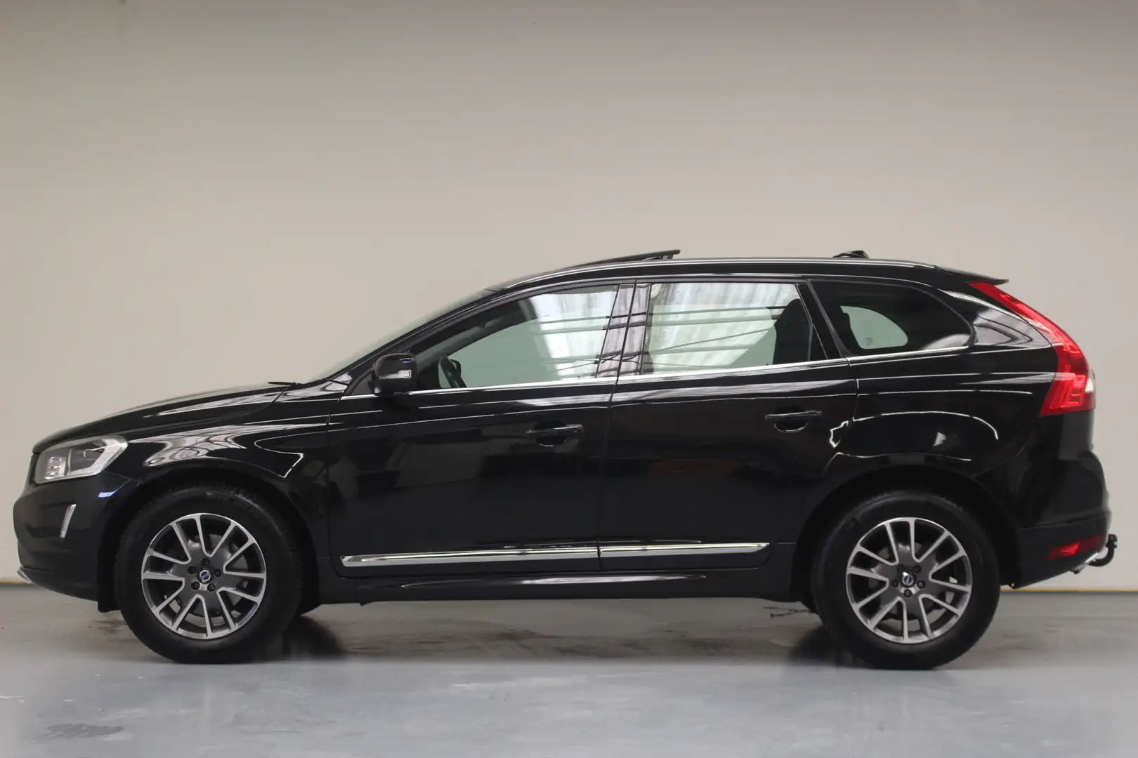 Volvo XC60 T5 245pk Summum | Rijklaarprijs | Trekhaak | Zwart - 2