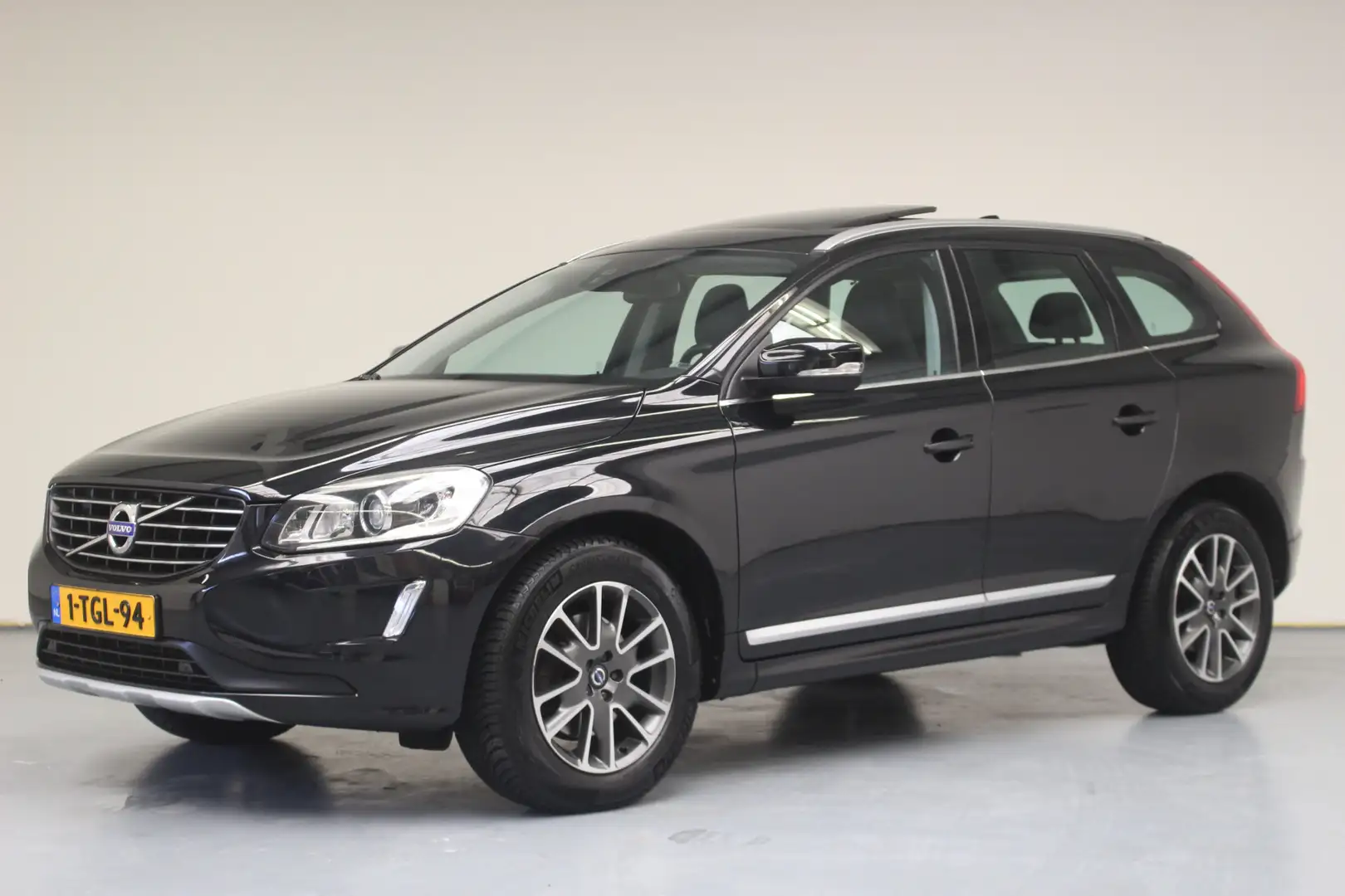 Volvo XC60 T5 245pk Summum | Rijklaarprijs | Trekhaak | Zwart - 1