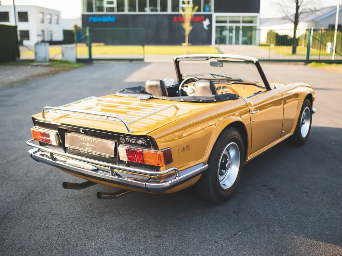 Triumph TR6 + overdrive Jaune - 2