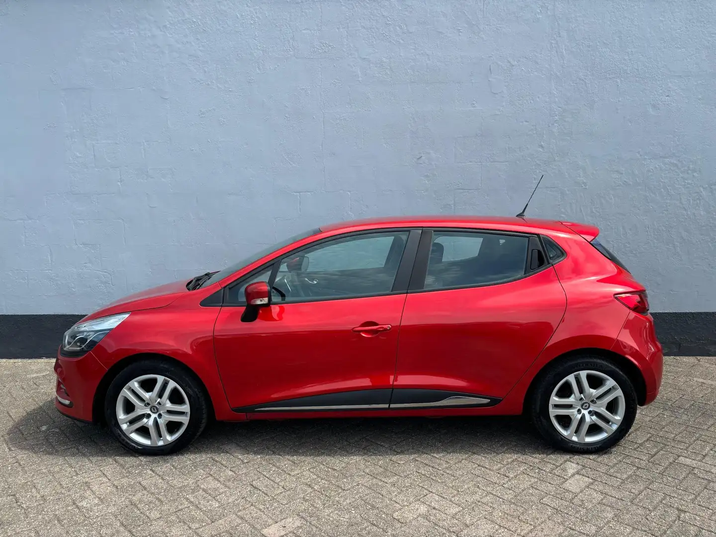 Renault Clio 0.9 TCe Zen 5-Deurs - Airco - Cruise Control Rood - 2