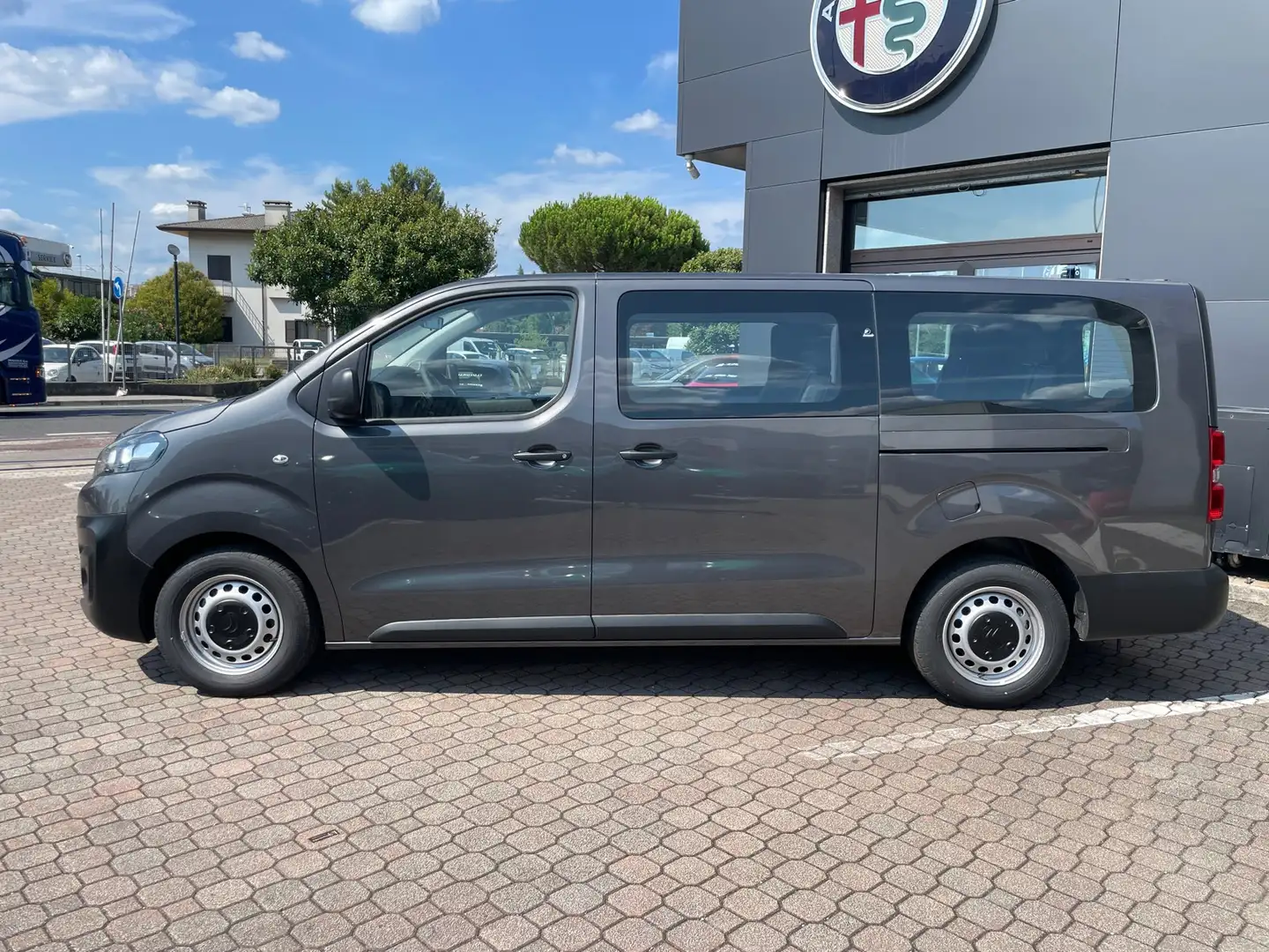 Citroen Jumpy 9 posti 2.0 BlueHdi 140cv EAT8 Grigio - 2