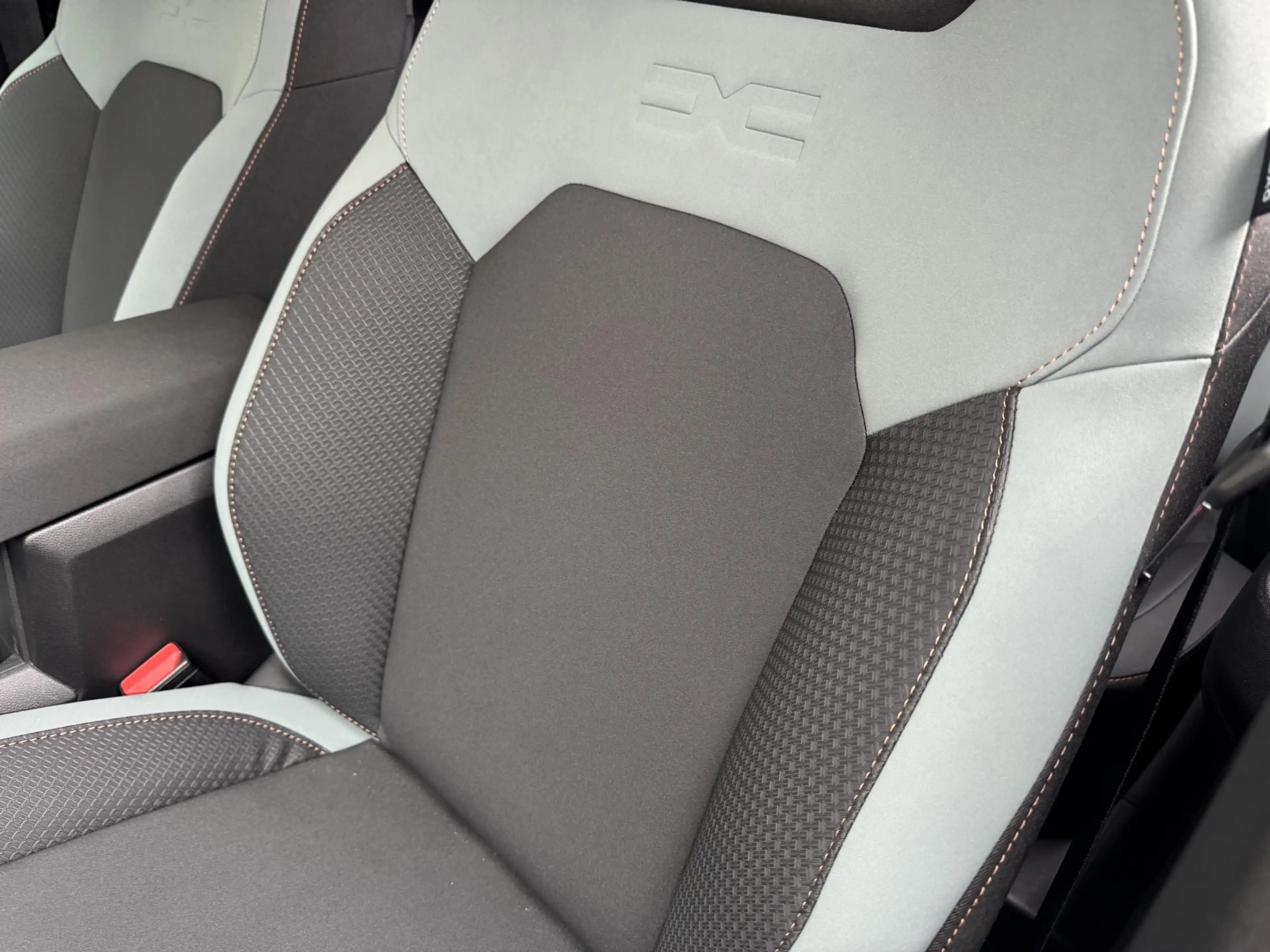 Dacia Duster 1.6 Hybrid 140 Extreme | Pack Winter | Pack Assist — photo 35