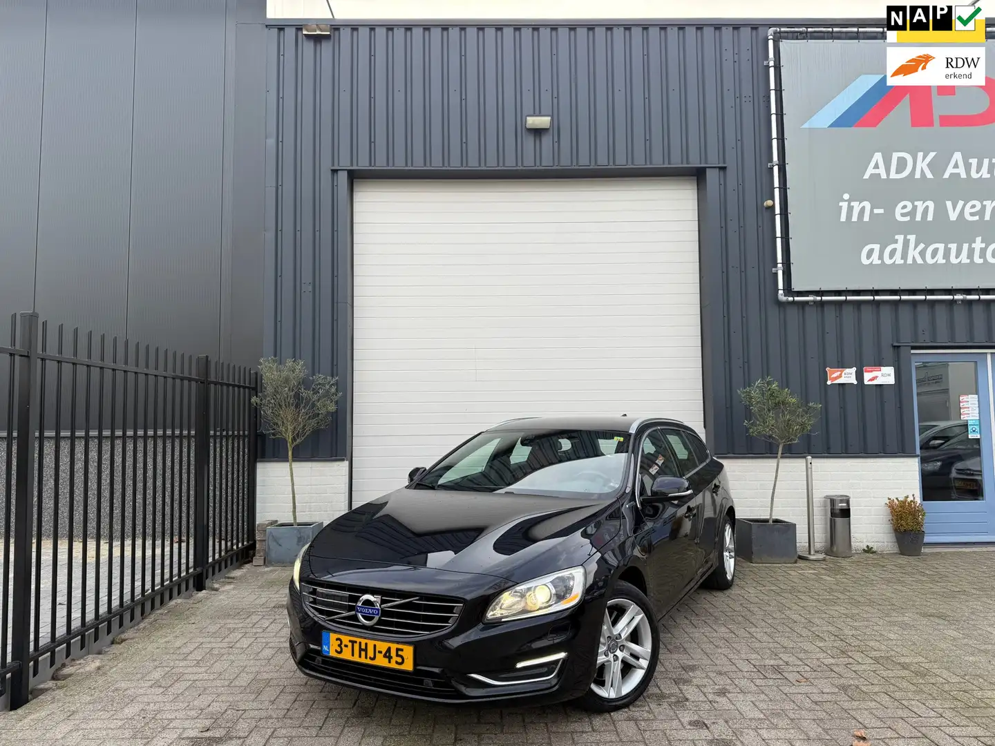Volvo V60 2.4 D6 AWD Plug-In Hybrid Summum LEDER/NAVI/TREKHA Schwarz - 1