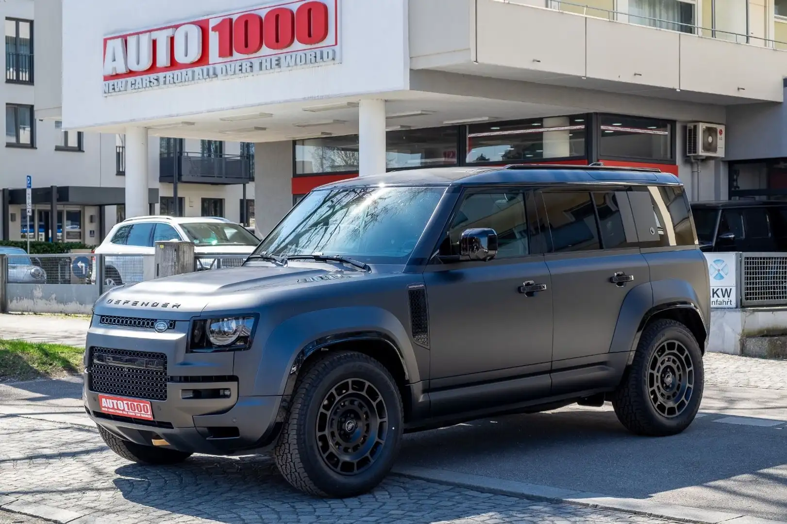 Land Rover Defender 4.4 P635 110 OCTA Edition One Grau - 1
