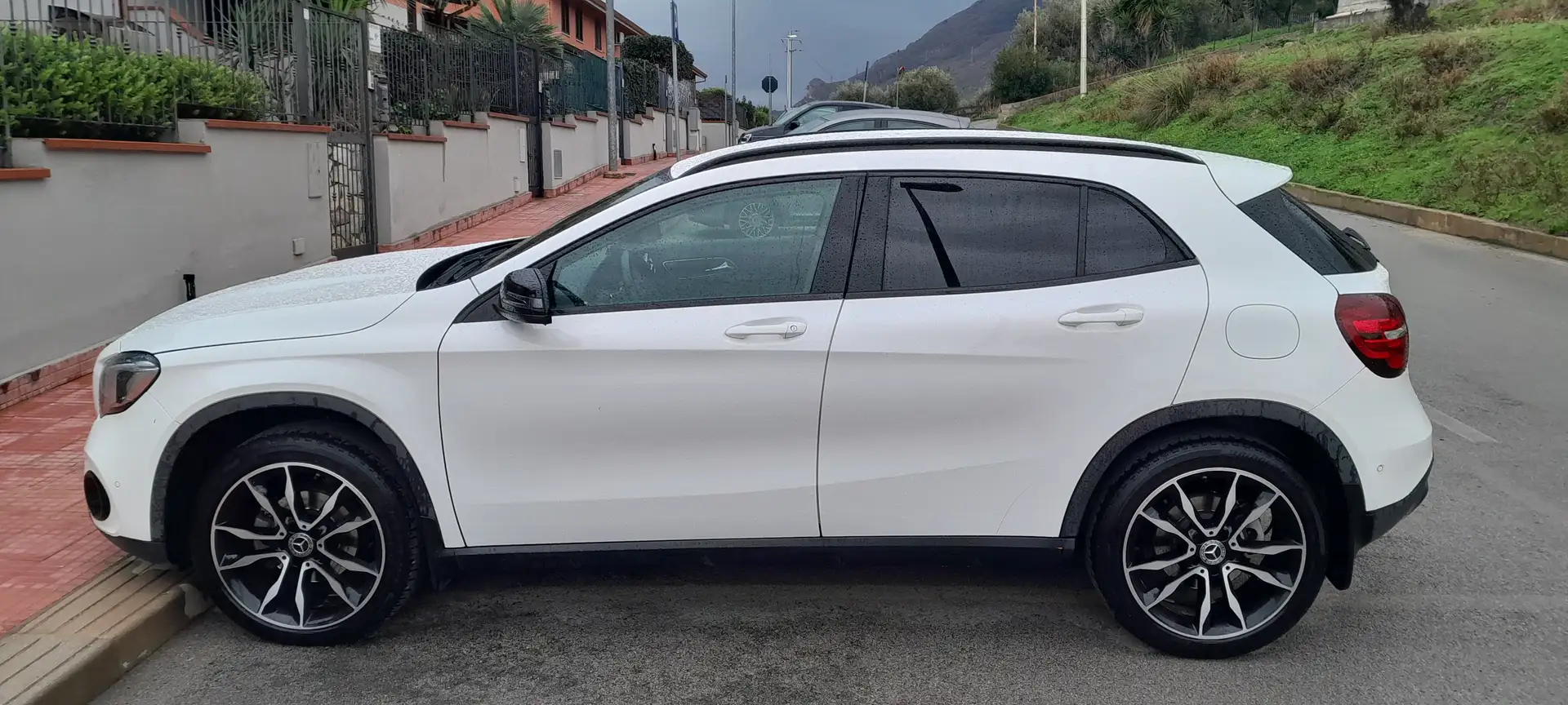 Mercedes-Benz GLA 220 GLA 220 d Sport auto Bílá - 1