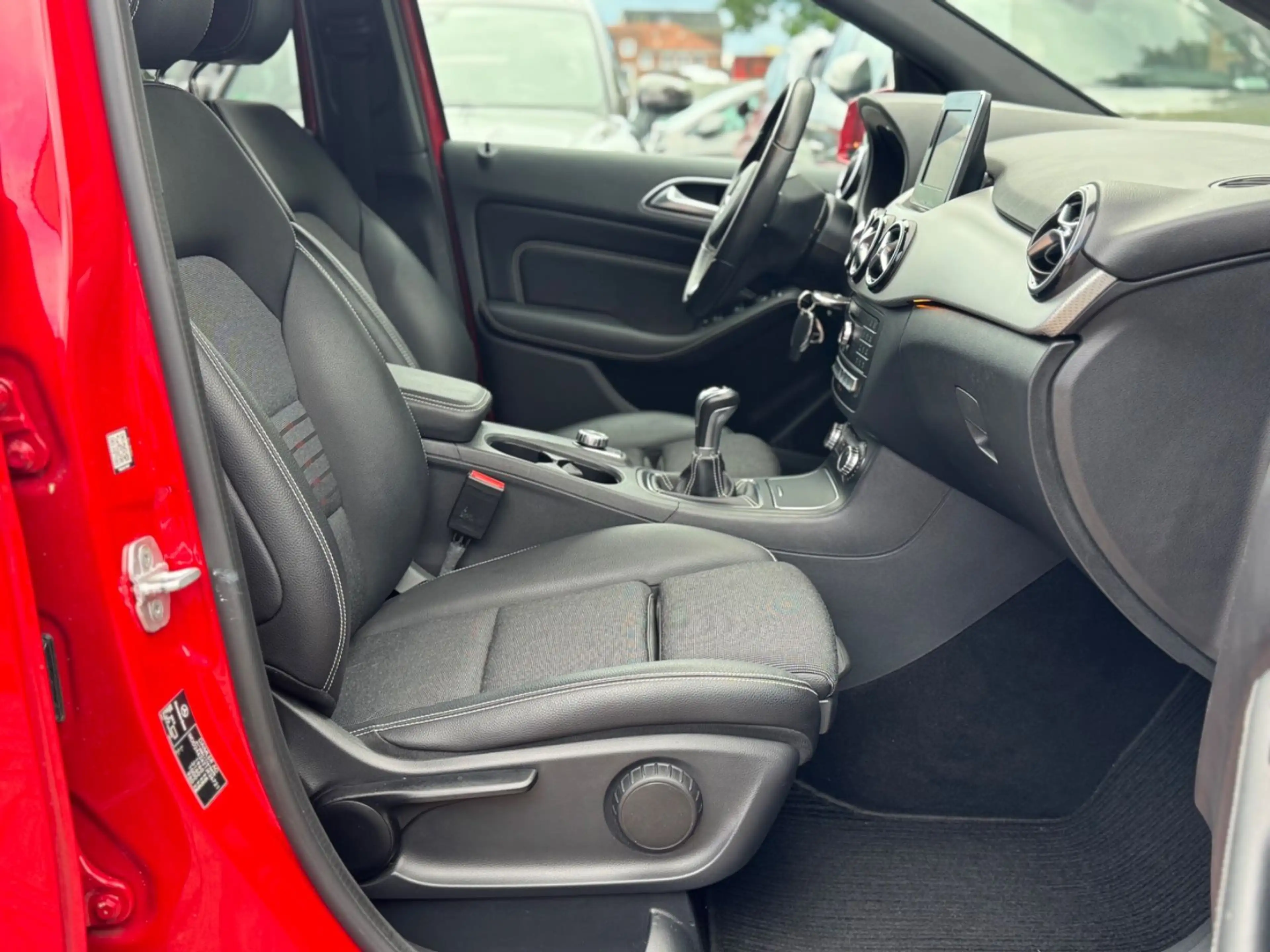 Mercedes-Benz B 180 EDITION/KAMERA/SHZ/TOTWINKEL/TEMPO/PDC/LED — photo 4
