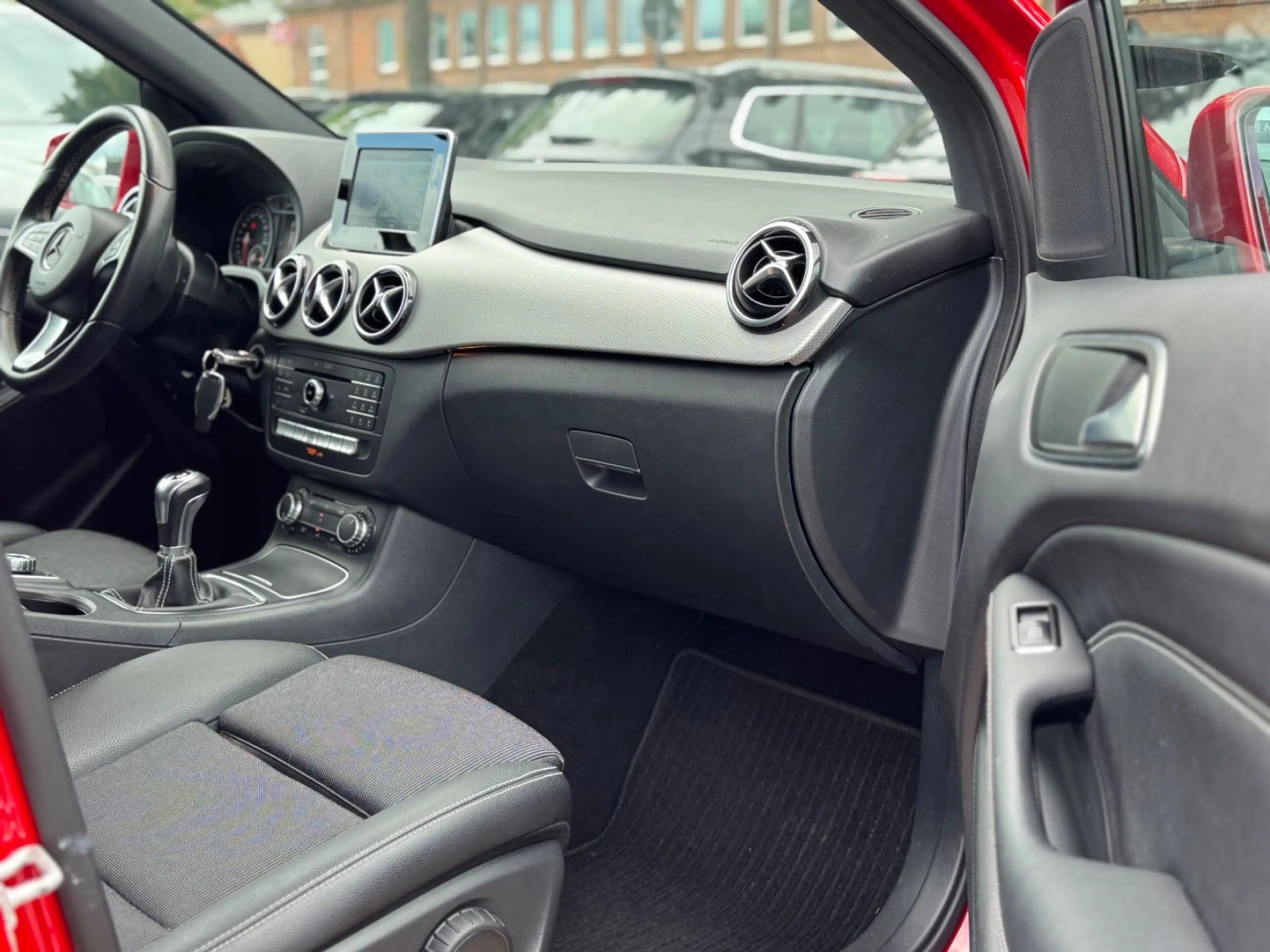 Mercedes-Benz B 180 EDITION/KAMERA/SHZ/TOTWINKEL/TEMPO/PDC/LED — photo 10