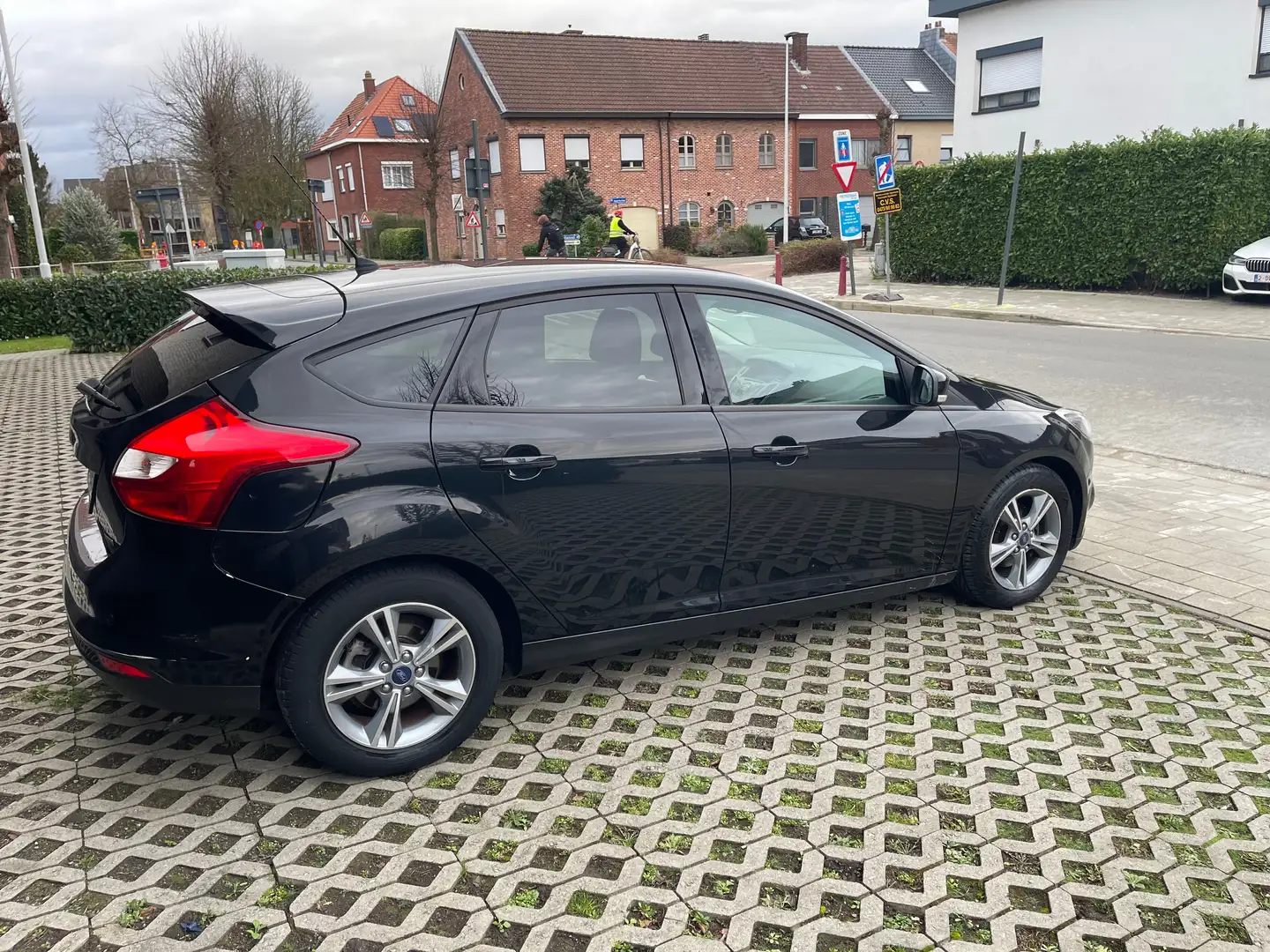 Ford Focus Focus 1.0 EcoBoost Start-Stopp-System Trend Zwart - 2