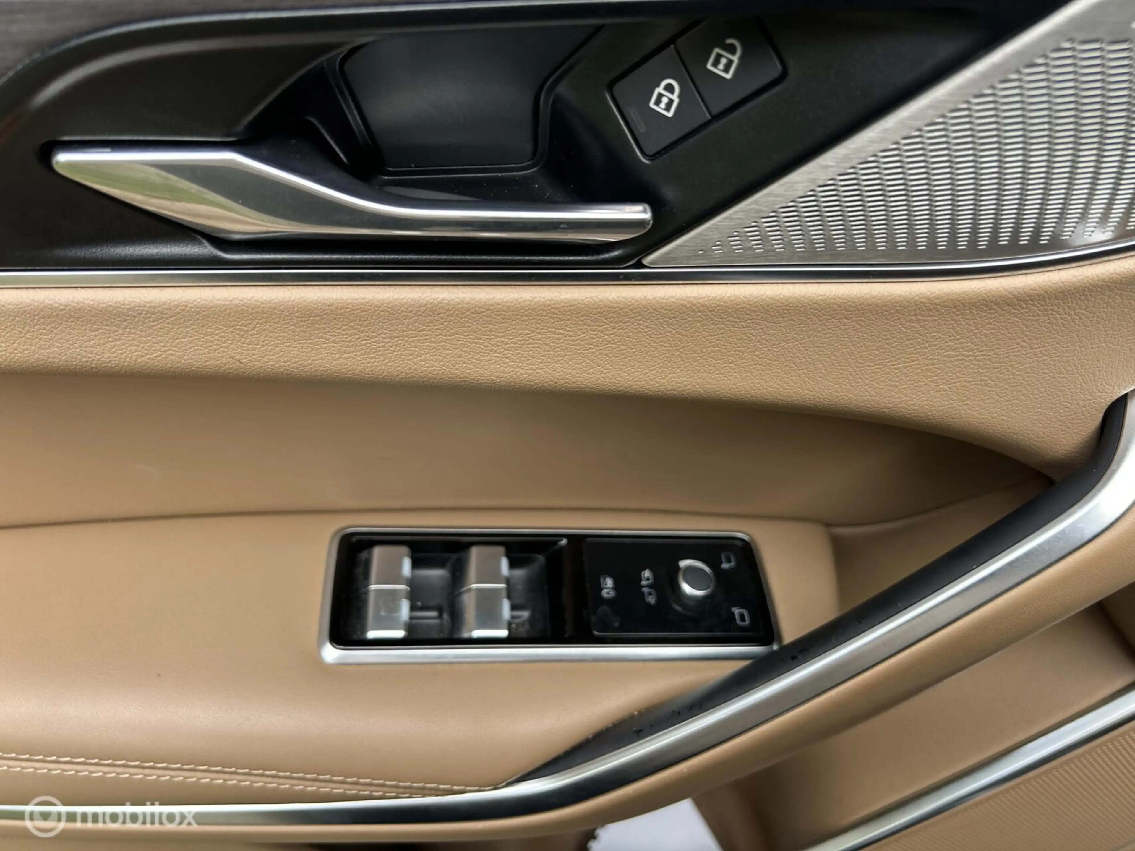 Jaguar F-Pace 2.0 P400e PHEV Limited Edition R-Dynamic SE — photo 9
