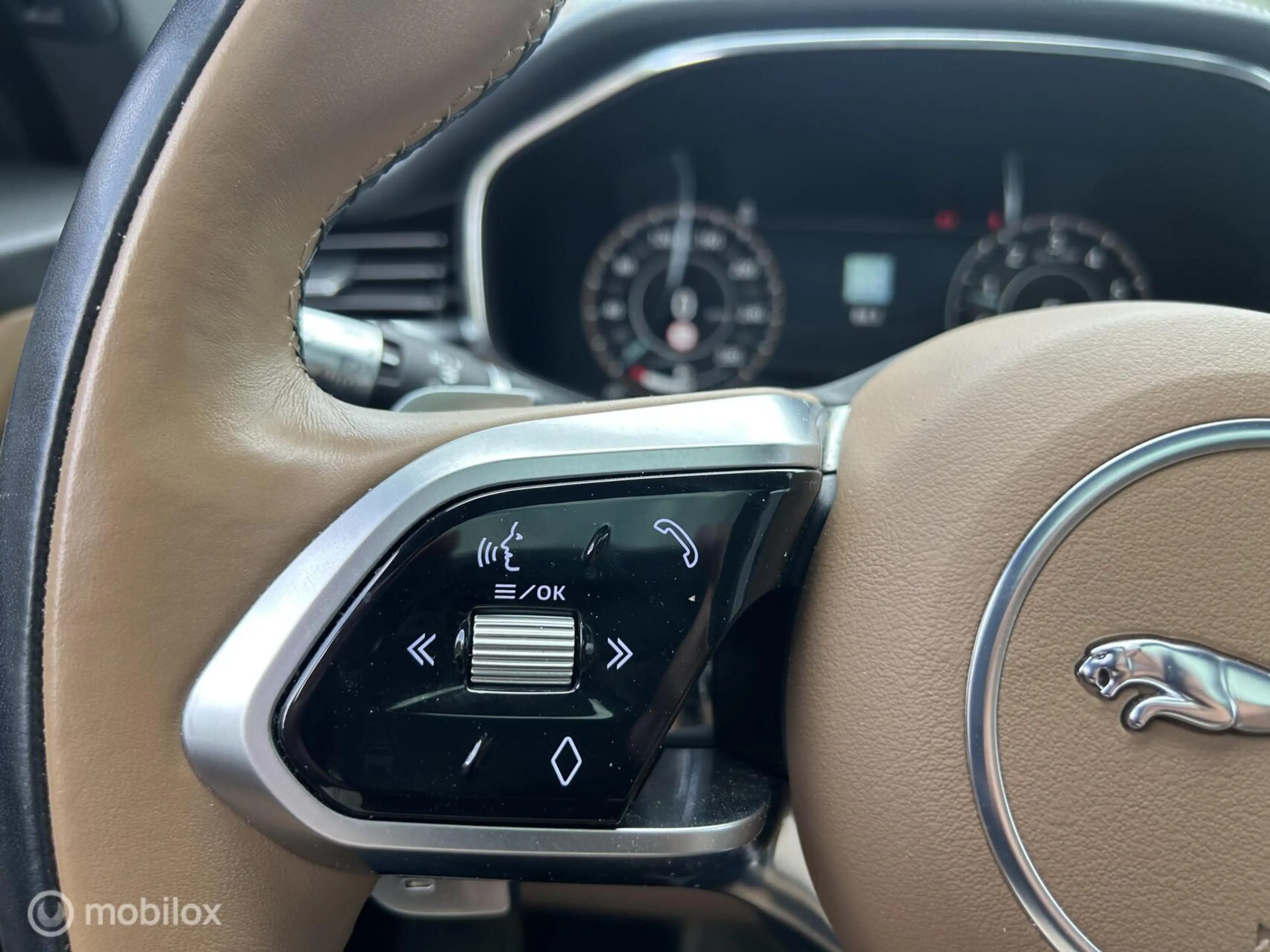 Jaguar F-Pace 2.0 P400e PHEV Limited Edition R-Dynamic SE — photo 11