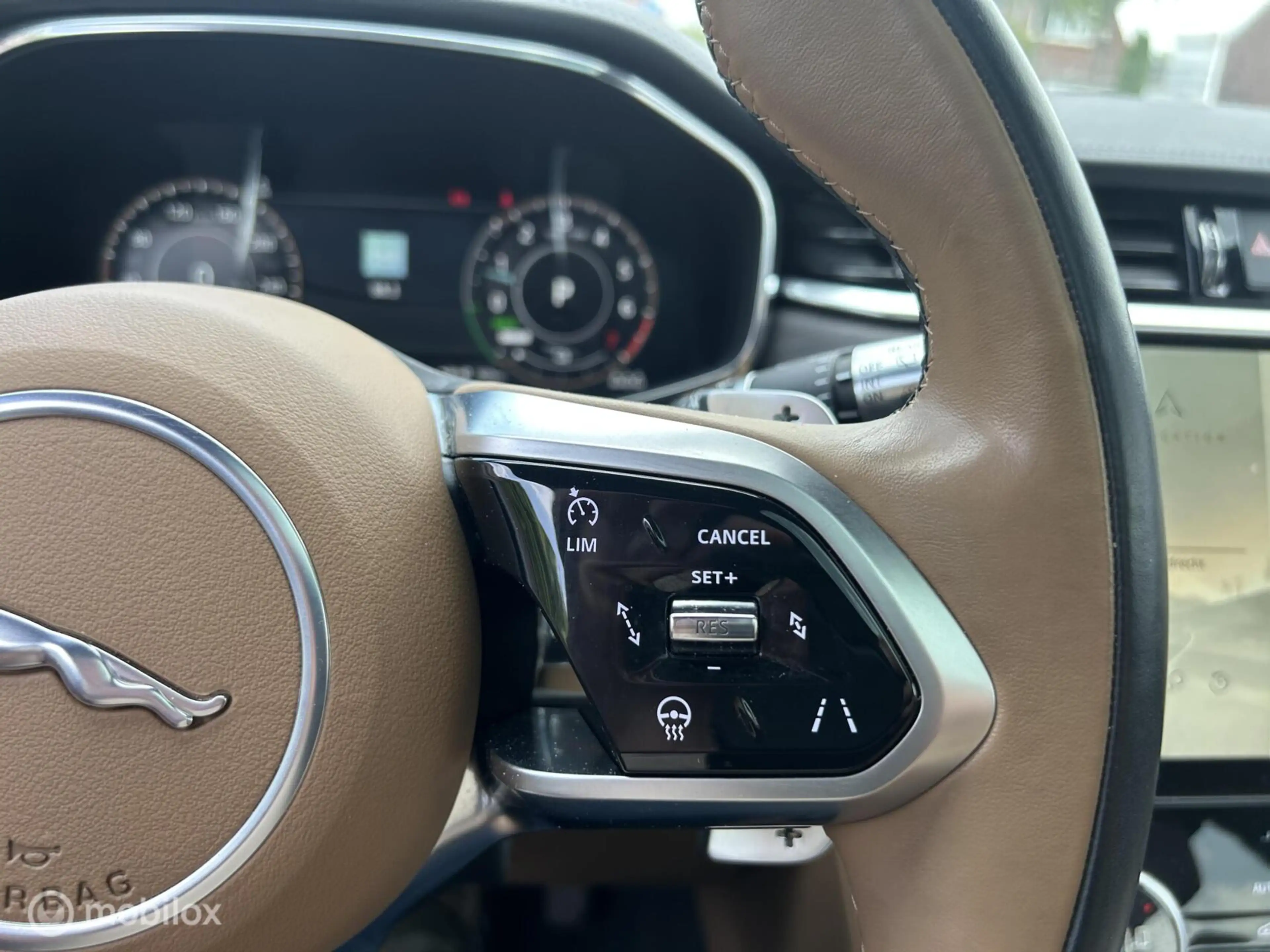 Jaguar F-Pace 2.0 P400e PHEV Limited Edition R-Dynamic SE — photo 12