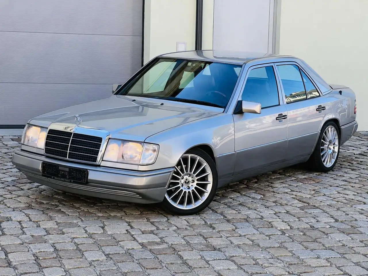 Mercedes-Benz E 300 W124 Oldtimer 18" AMG | DAB | LEDER | SHZ, foto 2