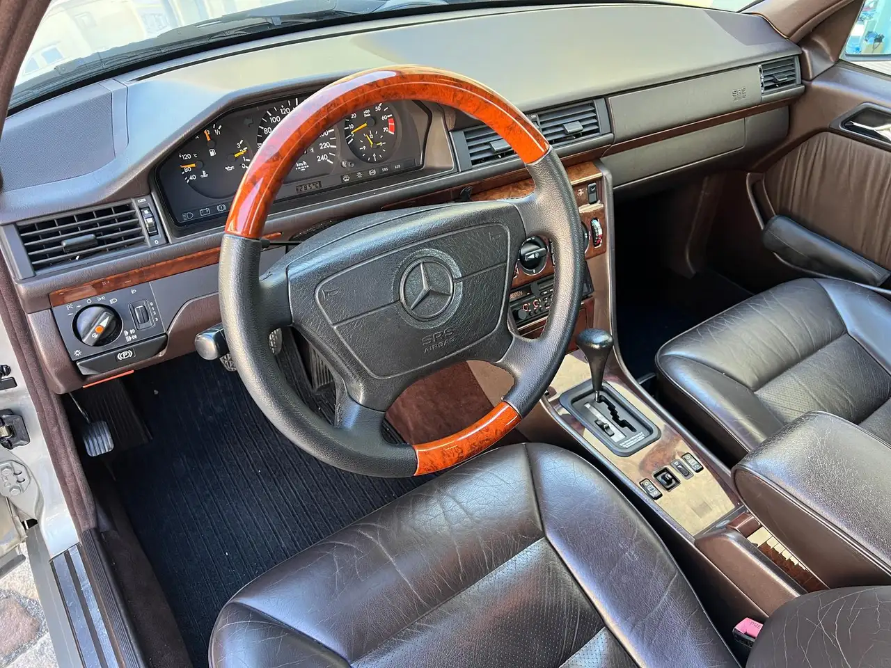 Mercedes-Benz E 300 W124 Oldtimer 18" AMG | DAB | LEDER | SHZ, foto 6