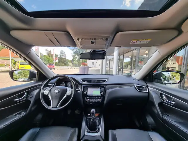 Nissan X-Trail view 3