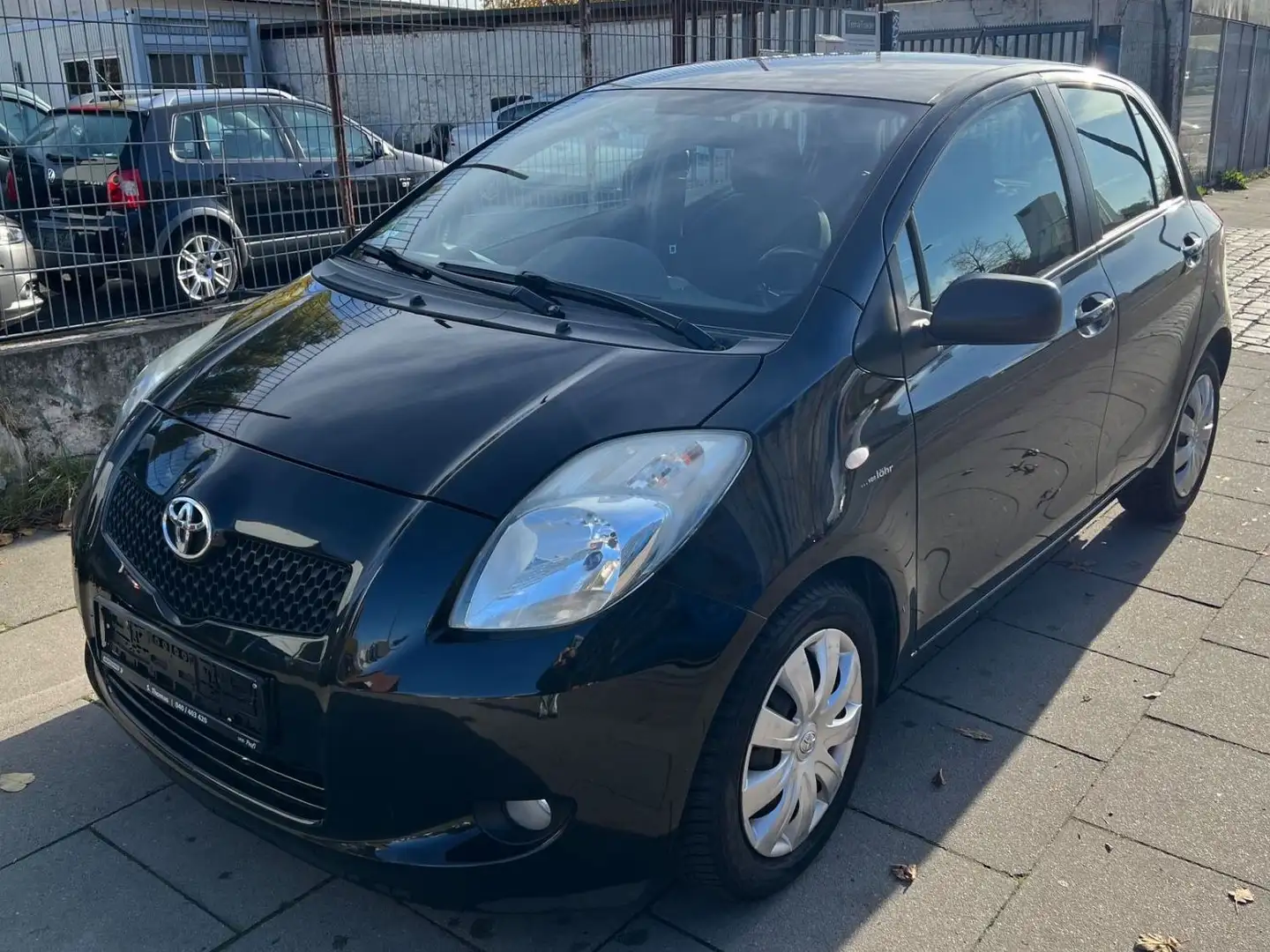 Toyota Yaris Sol / TÜV NEU Schwarz - 1