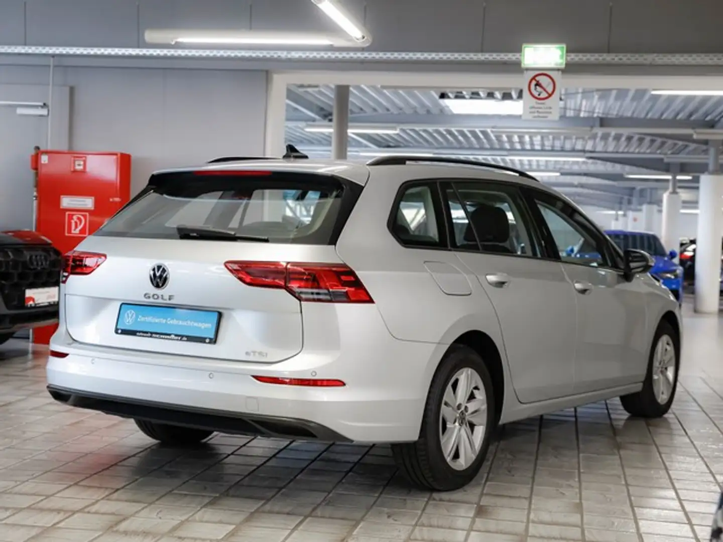 Volkswagen Golf VIII Variant 1.5 eTSi DSG Life NaviMedia LED AC... Silber - 2